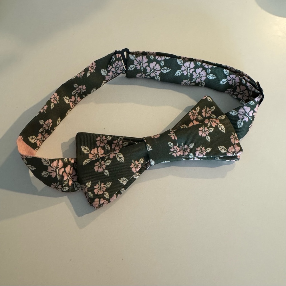 Knotty Green Hibiscus Flower Bow Tie with Adjustable Strap